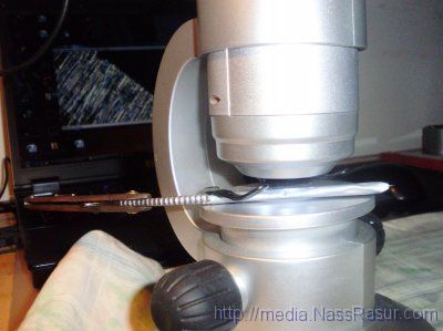 Mikroskop Bresser USB mit Messer in der Auflage